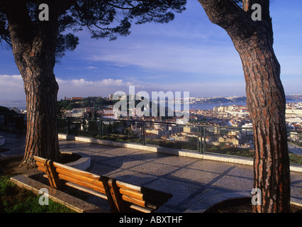 Panorama di Lisbona da Miradouro da Nossa Senhora do Monte Portogallo Foto Stock