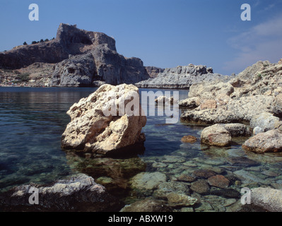 Acropoli di Lindos al di sopra del piccolo porto dell Apostolo Paolo a Lindos sull'isola greca di Rodi Foto Stock
