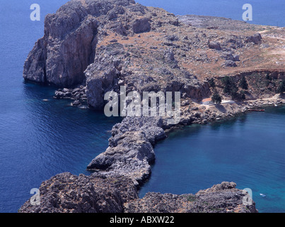 Guardando verso il basso sul piccolo porto dell Apostolo Paolo da Lindos Acropoli sull'isola greca di Rodi Foto Stock