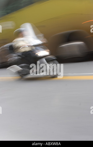 Uomo su scooter Palermo Sicilia Italia Foto Stock