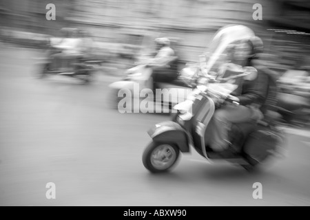 Italia Sicilia Palermo Scena di strada con scooter Foto Stock