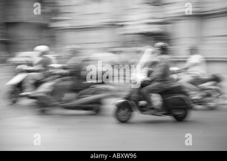 Scena di strada con scooter Palermo Sicilia Italia Foto Stock