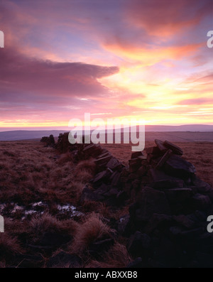 Il sorgere del sole sopra il Goyt Valley splendente Tor in Inghilterra del Parco Nazionale di Peak District Foto Stock
