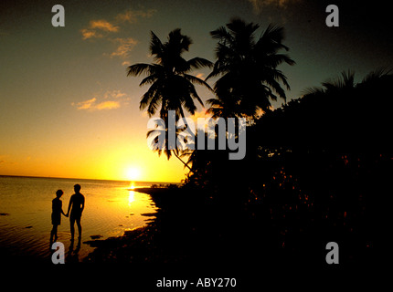 Una giovane coppia guardare il tramonto dal lussuoso resort sulla piccola isola di Palm in Florida Keys Foto Stock