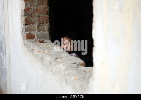 Bambino sul sito di costruzione di Hyderabad, Andhra Pradesh in India Foto Stock