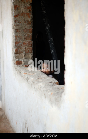 Bambino sul sito di costruzione di Hyderabad, Andhra Pradesh in India Foto Stock