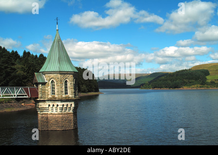 Disegnare la valvola di intercettazione della torre acque gallesi Pontsticill serbatoio nel Parco Nazionale di Brecon Beacons & Fforest Fawr Geopark vicino a Merthyr Tydfil South Wales UK Foto Stock