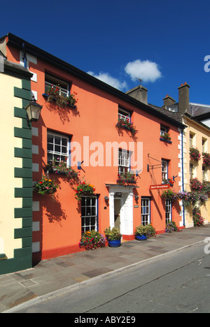 Llandovery il colore si è lavato edifici utilizzati per pernottamento e prima colazione adiacente piazza del mercato vecchio Foto Stock