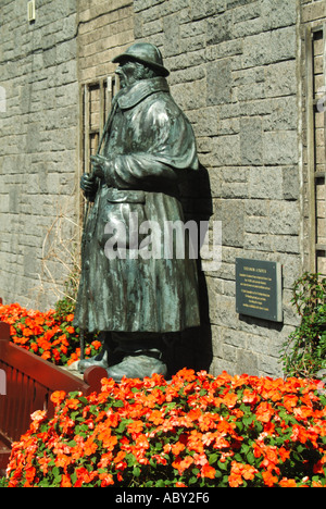 Llandovery statua di Drover con estate biancheria da letto display floreali Foto Stock