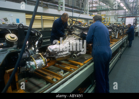 Jaguar di Browns Lane fabbrica sulla linea di assemblaggio motori Foto Stock