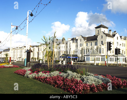 SOUTHPORT Merseyside England Regno Unito vista lungo la passeggiata con la imponente fronte mare alberghi Foto Stock