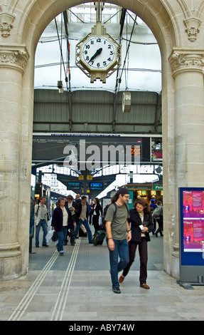 Parigi Francia, giovane coppia nella 'Gare de l'Est' Railway, Stazione ferroviaria storica, a piedi all'interno del corridoio principale Foto Stock