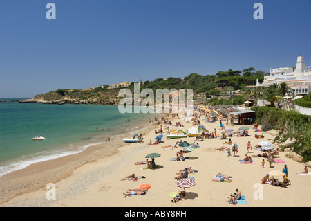 Il Portogallo, Algarve, Praia da Oura Beach nei pressi di Albufeira in estate Foto Stock