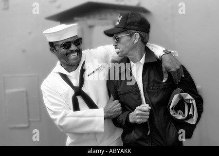 I marinai americani sulla Corazzata sorriso per favore. USS North Carolina. Wilmington,STATI UNITI D'AMERICA. Foto Stock