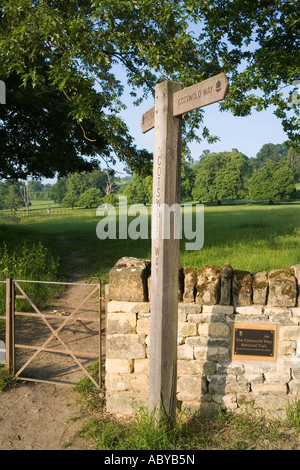 Lapide segna il lancio del Cotswold Way National Trail su 24/5/2007 nel villaggio Costwold di Stanway Gloucestershire Foto Stock