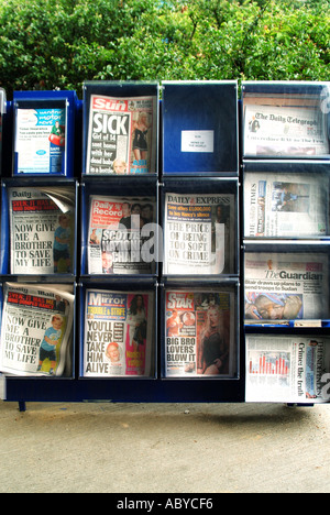 Selezione del quotidiano nazionale del Regno Unito quotidiani in outdoor self service cremagliera sul piazzale della Tesco stazione di riempimento benzina Foto Stock