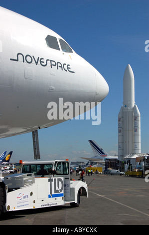 Ariane 5 razzi e aerei jet al Paris Air Show di Le Bourget. Parigi. Foto Stock