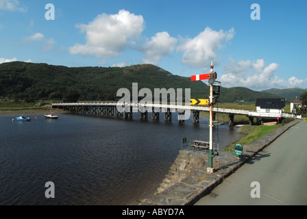 Penmaenpool Afon Mawddach Fiume con il legname ponte a pedaggio e conserve di segnale ferroviario sul sito della vecchia linea Foto Stock