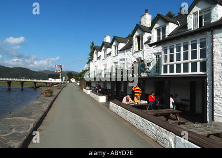 Penmaenpool Afon Mawddach River Blue Sky Day con ponte a pedaggio in legno e segnale ferroviario conservato sul sito della vecchia linea ferroviaria Gwynedd North Wales UK Foto Stock