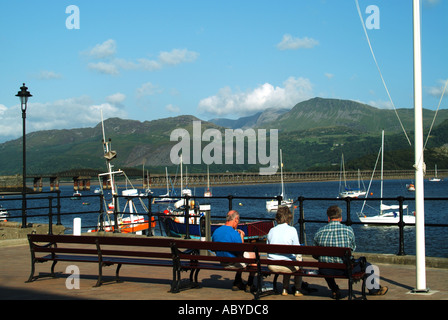 Blaenau Ffestiniog sedile con i vacanzieri e vedute del porto e cader Idris mountain range al di là Foto Stock