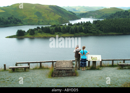 Giovane vista campagna paesaggio di Lyn Clywedog serbatoio nel Cambriano Montagne in visualizzazione struttura e pannello informazioni Llanidloes Powys Wales UK Foto Stock