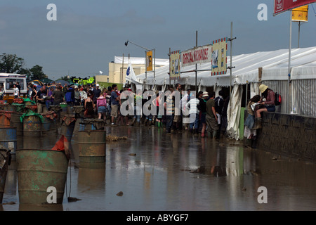 Inondati birra tenda al Glastonbury festival il più grande festival di musica in Europa l'azienda agricola degna Pilton Somerset Inghilterra Foto Stock