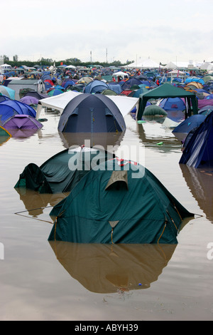 Inondazioni a Glastonbury Festival 2005 il più grande festival di musica in Europa l'azienda agricola degna Pilton Somerset Inghilterra Foto Stock