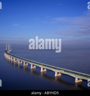 Secondo Severn attraversando il ponte e autostrada M4 che collegano l'Inghilterra e Galles vista aerea Foto Stock