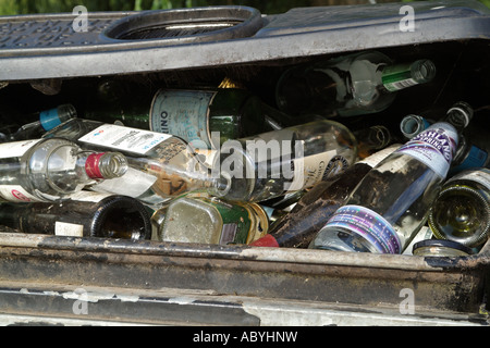 Il riciclaggio del vetro del punto di raccolta degli scomparti di troppo pieno Foto Stock