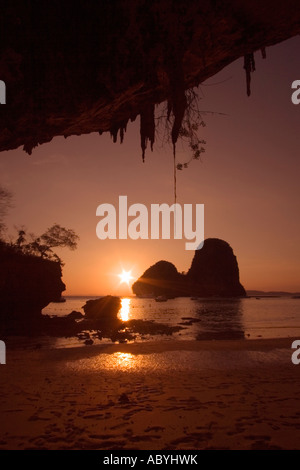 Tham Phra Nang Beach sunset Railay Foto Stock
