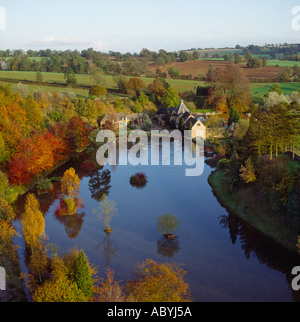Donnington acqua tradizionale birreria alimentato in autunno Costwolds REGNO UNITO vista aerea Foto Stock