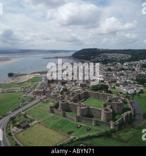 Beaumaris Castle e la città di Menai Straits Anglesey nel Galles vista aerea Foto Stock
