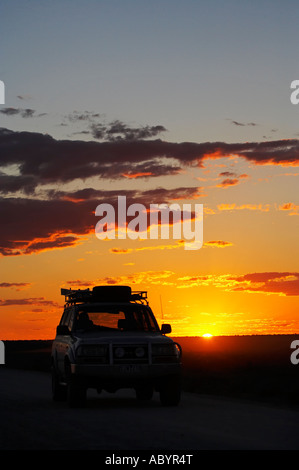 Toyota Landcruiser al tramonto Mungo National Park Outback Nuovo Galles del Sud Australia Foto Stock