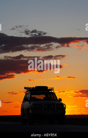 Toyota Landcruiser al tramonto Mungo National Park Outback Nuovo Galles del Sud Australia Foto Stock