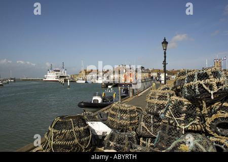 Lobster Pot su Yarmouth Quay con il Yarmouth a Lymington Ferry & la scialuppa di salvataggio in background - Isola di Wight. Foto Stock