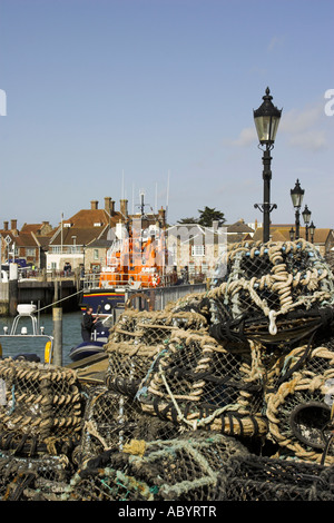 Lobster Pot su Yarmouth Quay con il Yarmouth scialuppa di salvataggio in background - Isola di Wight. Foto Stock