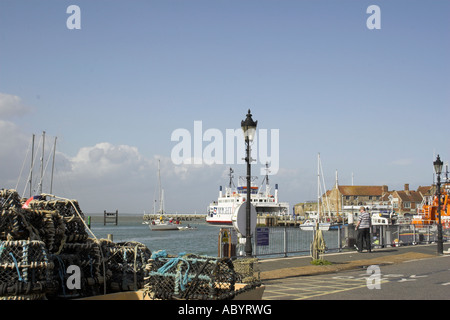 Lobster Pot su Yarmouth Quay con il Yarmouth a Lymington Ferry & la scialuppa di salvataggio in background - Isola di Wight. Foto Stock