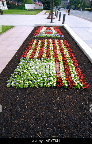 Stati Uniti e lo Stato di bandiera Ohio realizzati dai fiori di fronte lo State Capitol Building in Columbus Ohio OH Foto Stock