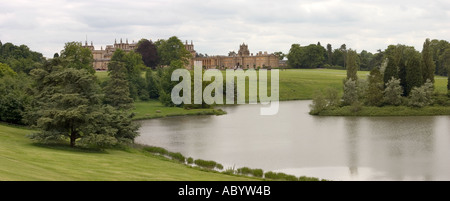 Inghilterra Oxfordshire Woodstock Blenheim Palace e Capability Brown progettato Queens Piscina Foto Stock