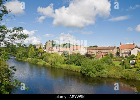 West Tanfield villaggio dal ponte sul Fiume Ure Yorkshire Regno Unito Foto Stock