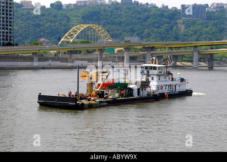 Costruzione con chiatte rimorchiatore a traino sul fiume Monongahela nella città di Pittsburgh Pennsylvania Pa USA Foto Stock