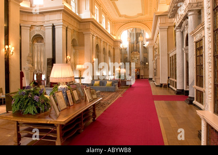 Inghilterra Oxfordshire Woodstock Blenheim Palace interni libreria lunga con organo di Willis Foto Stock