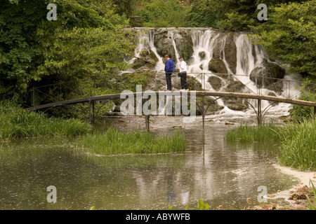 Inghilterra Oxfordshire Woodstock Blenheim Palace Gardens capacità Browns Grand cascata con i visitatori sul ponte Foto Stock