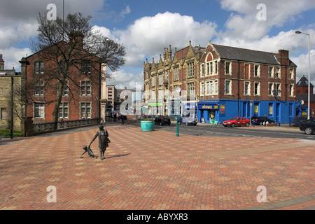 La scultura moderna di madre e bambino giocattolo in Blackburn centro storico di fronte alla cattedrale Foto Stock
