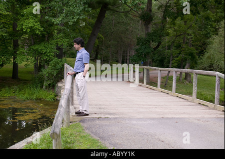 Un uomo in piedi su un ponte per motivi di Eleanor Roosevelts Val Kill residence in Hyde Park New York Foto Stock