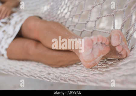 Donna piedi di sabbia in amaca Foto Stock