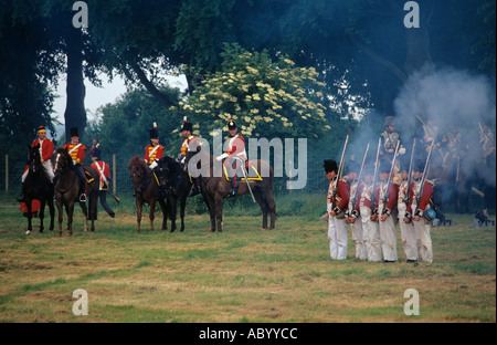 Battaglia di Waterloo RE EMANAZIONE con soldati inglesi in attesa di ordini sulla linea anteriore Farnham Surrey in Inghilterra REGNO UNITO Foto Stock