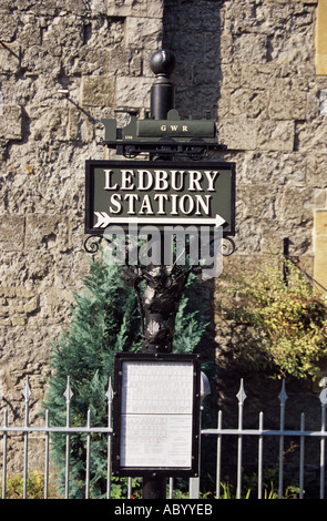 Stazione di nuova segnaletica nella storica cittadina Ledbury Herefordshire England Regno Unito Foto Stock