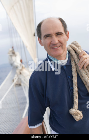 Uomo che porta armamento della nave Foto Stock