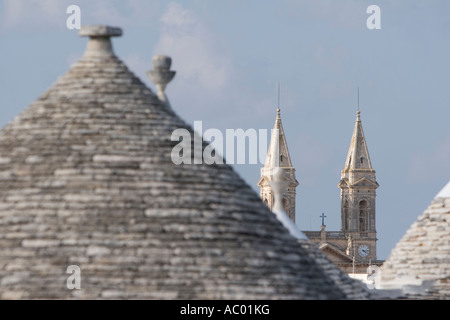 Tetto conico, trullo house e Basilica S. Medici - Alberobello, Bari, Puglia, Italia pull-sequenza focus vedi descrizione Foto Stock